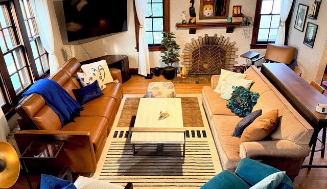 Art of the Ordinary a Colorful 5BR Retreat in Whitefish Bay