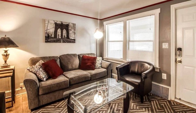 AutoManiac spot in the heart of Pontiac/3 beds 2 baths