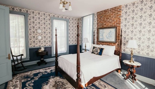 B&B-River Stay, Shawnee Getaway, McFarland Suite
