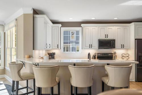 Barefoot Luxury 24: A spacious 4-bedroom retreat in scenic Bay Harbor, MI.