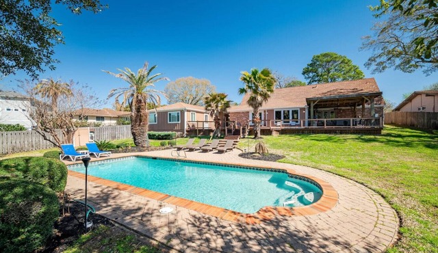 Bayfront Luxury Oasis w Pool, Fishing - NASA Kemah in Houston