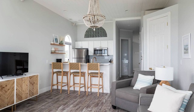 ★BEACHFRONT★Pool+Hot Tub★11 min to downtown