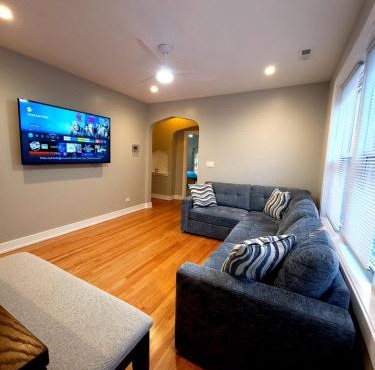 Beautiful 4 bedroom apartment near everything