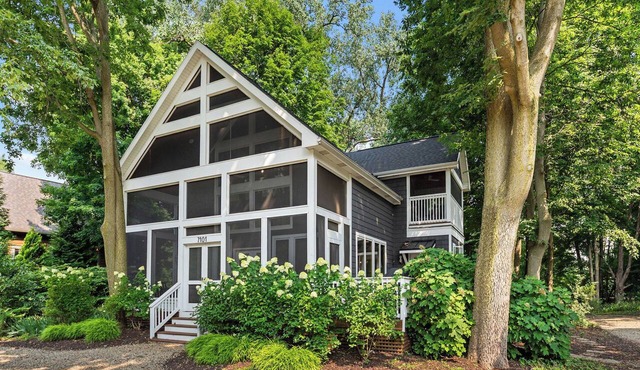 Beautiful Harbert Home Close to Sandy Lake Michigan Beach!