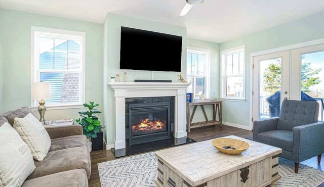 Beautiful home close to beach with deck, patio, firepit, WiFi, & gas fireplace