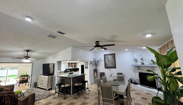 Beautiful oversized 2-bedroom house in Riverview near many points of interest. in Riverview