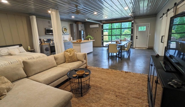 Beautifully renovated studio w/fire pit close to beach