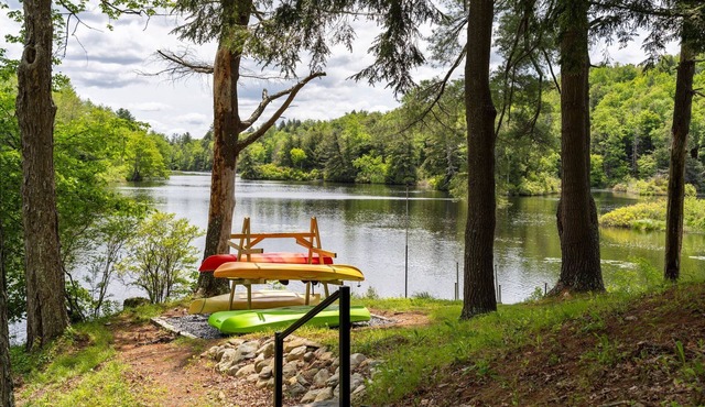 Berkshire Waterfront Private Escape– 5BR, 3 Bath, Hot Tub, Firepit & Kayak in Otis