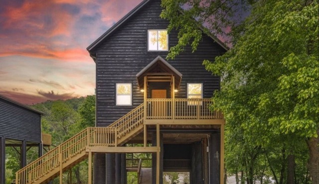 Big Riverfront Cabin #5 on the James! Sleeps 12, #5 of 5 Cabins
