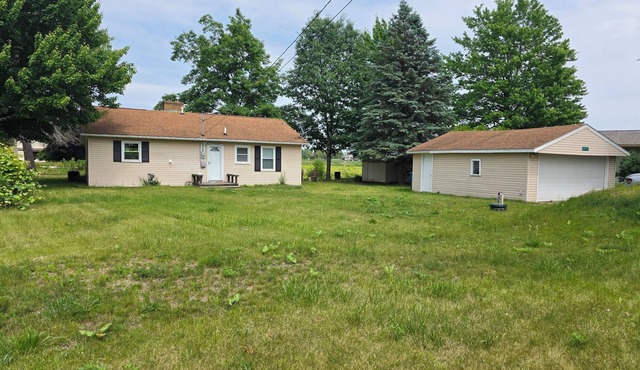 Blue's Pad. A charming and cozy 2-bedroom house on Wixom Lake in Beaverton, MI