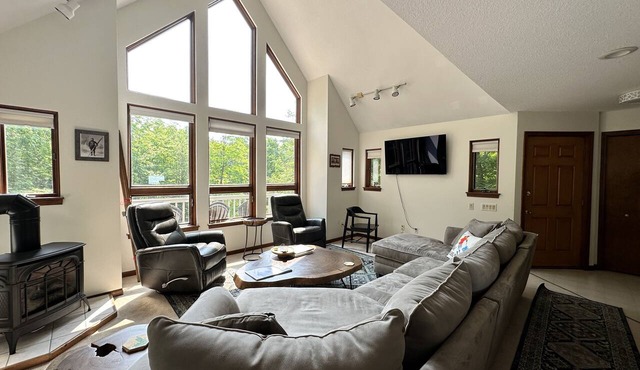 BlueDoor Chalet 0.4 Mi to Nubs Nob, Near The Highlands, Small Dog Friendly