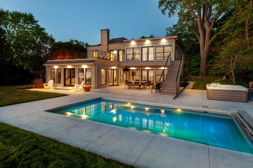Bluffside Splendor: Pool, Hot Tub & Panoramic Lake Views
