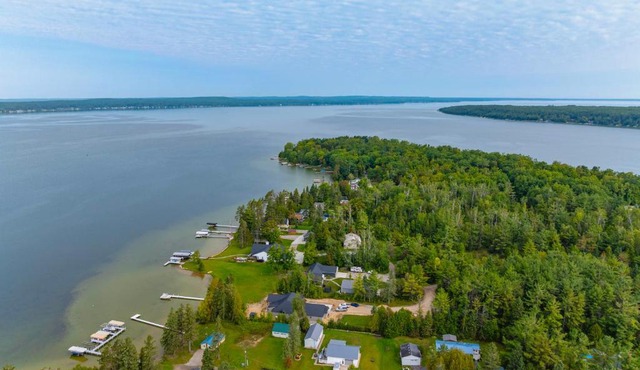 Boat & Pet Friendly Home Near Mullett Lake in Indian River