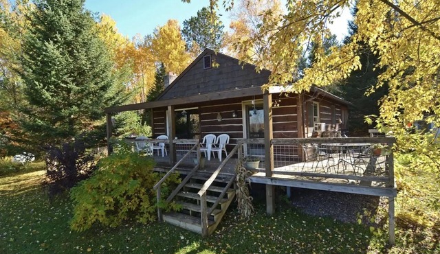 Brookside: Cozy Cabin Retreat, Fireplace + ATV/Snowmobile Access + Pets ok
