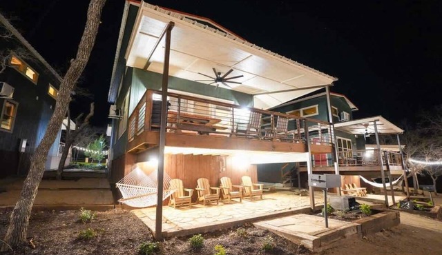 Cabin 10 - Exquisite Modern Lux Cabin, Hot Tub, FirePit, Games in Runaway Bay