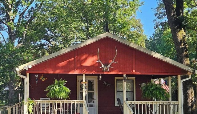 Cabin like setting on secluded wooded property 5 minutes from Caddo Lake