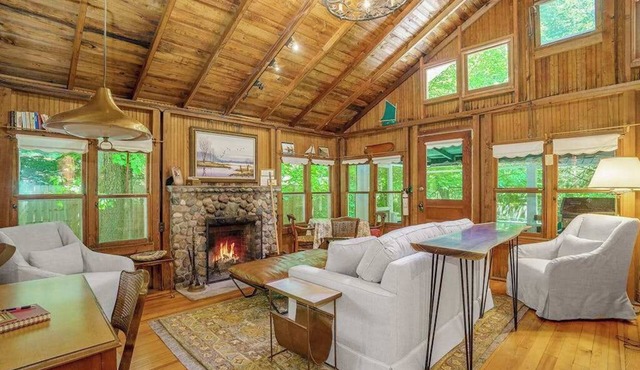 Cabin-style cottage w/full kitchen, wood-burning fireplace, and full WiFi