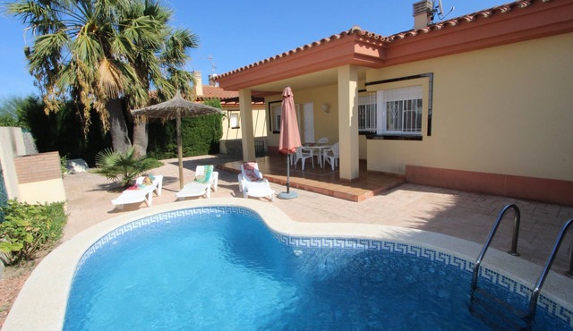CASA SANDRA,Ideal house for your holidays near the sea, free wifi, air conditioning option, private pool, pets allowed, dog’s beach in delta de l'ebre