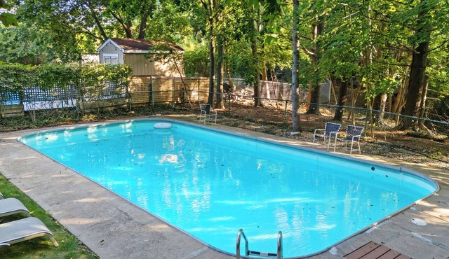 Casual Michiana pool house, walk to beach!