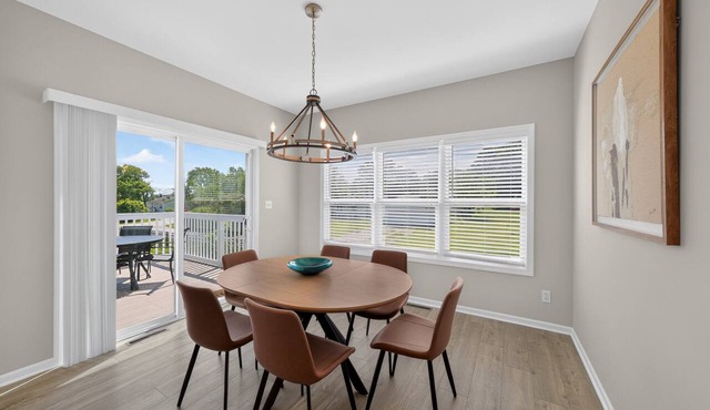 Cedar Lake 4br Home For 8 W/Lake Views 4 Bedroom Home