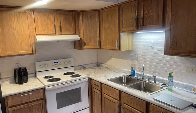 Charming 1-bedroom unit in fantastic Burnham with AC, WiFi, Laundry & parking.