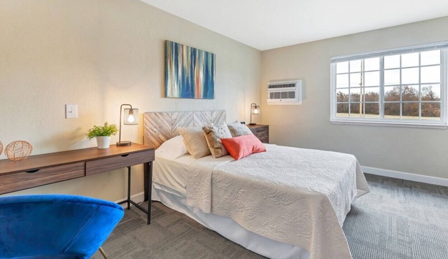 Charming 1-Bedroom Hotel off I-70 & New Florence in New Florence