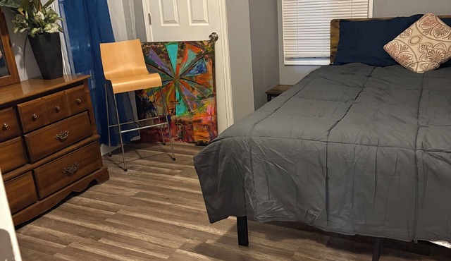 Charming 2-bedroom apartment with electric fireplace, WiFi & street parking