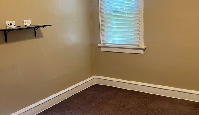 Charming 2-bedroom house in Milwaukee perfect for commercial or business use