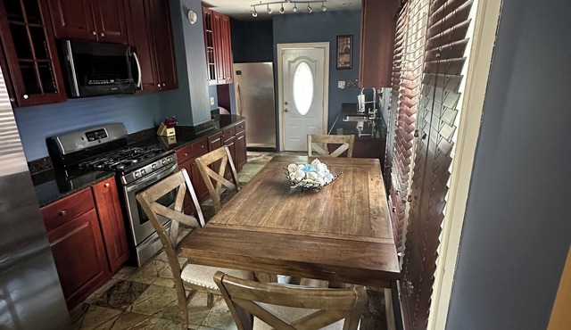 Charming 2-bedroom house in Maywood with WiFi, AC full basement with sofa bed in Maywood