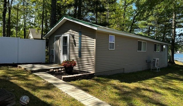Charming 2-bedroom lake front cottage on ALL-SPORTS Pretty Lake in Mecosta MI. in Mecosta