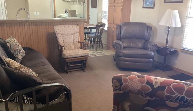 Charming 2-bedroom mobile home with WiFi, AC in peaceful Eddyville KY.