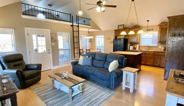 Charming 2-bedroom waterfront home on Diversion Canal