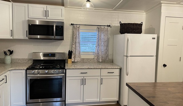 Charming 2bed/1bath minutes from Fort Polk with large yard in Leesville