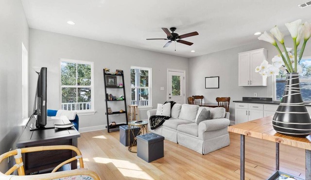 Charming 2BR Mid-City bungalow, pet-friendly, balcony & fenced yard. Walk to streetcar, near FQ in New Orleans
