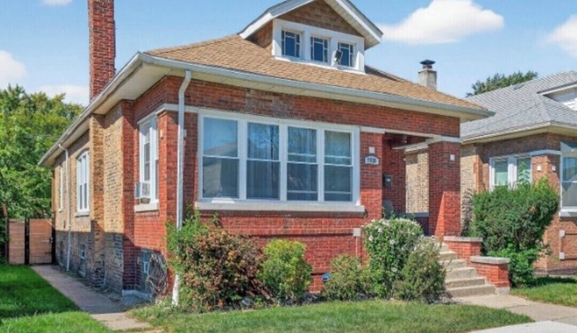 Charming 3-bedroom bungalow 15 min south of Chicago ,15 min from Obama Center
