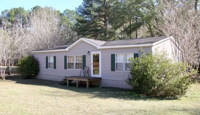 Charming 3-bedroom cabin in welcoming Crosby with WiFi, AC
