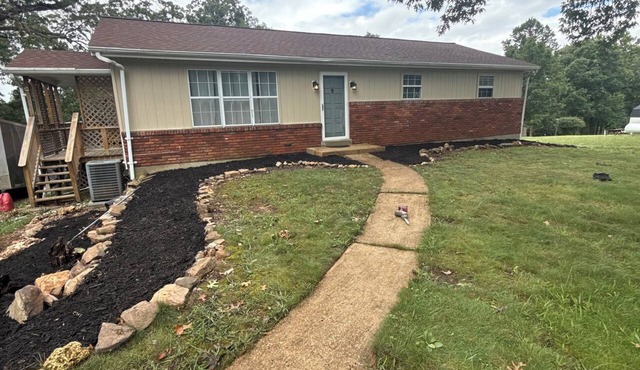 Charming 5 bedroom house in serene Bourbon with AC and fenced in yard
