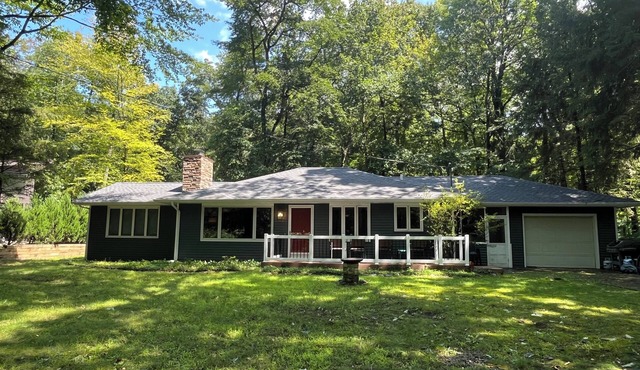 Charming cottage with fireplace & private beach, perfect for getaways