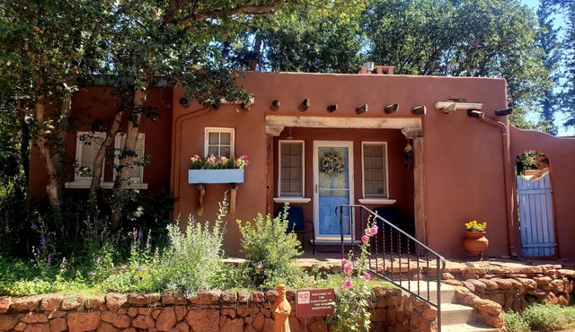 Charming Guesthouse for 2 by Pikes Peak with Mtn Views and 5 Star Reviews! in Cascade-Chipita Park