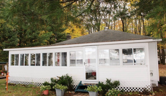 Charming, LAKEFRONT cottage on beautiful HIGGINS LAKE