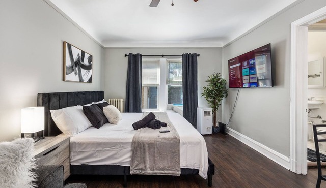 Charming Loft: King Bd/Elevator/Train/Bus/Shops