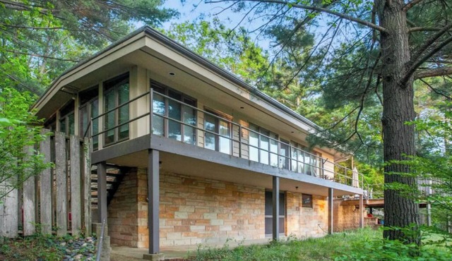 Charming Mid - Century home in the lovely Palisades Park gated community. in Covert