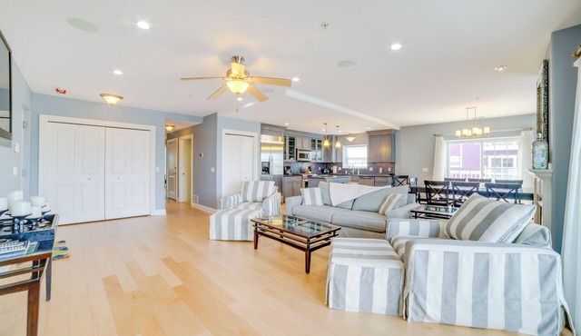 Charming New Buffalo Condo: Walk to Lake Michigan!