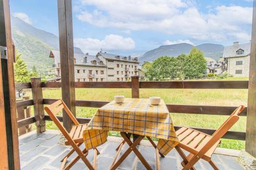 Charming Pyrenean Flat with Terrace, Views & Pool in Anciles