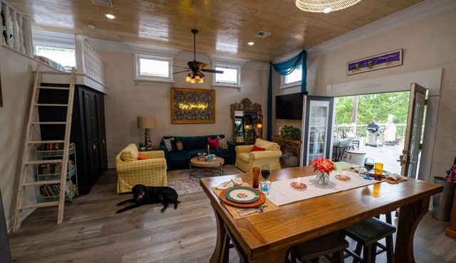 Chateau Royale, 5 STARS Havin Fun On Da Bayou, Downtown, 2BRM-2BATH+LOFT & Huge Deck! Pet Friendly!