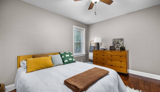 Chic 1BD 1 BA in quiet South City with easy access to I-44, near hospitals, parks, etc. Enjoy a cozy queen bed, full kitchen, fast WiFi, smart TV, and in-unit laundry. Ideal for solo travel, couples, or professionals. Free parking. No pets/smoking.