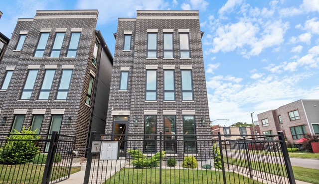 Chic 2-bedroom condo in amazing Chicago minutes from Lake Michigan