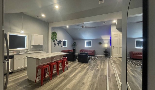 Chic & Modern Stay walking distance to restaurants, bars and shops!