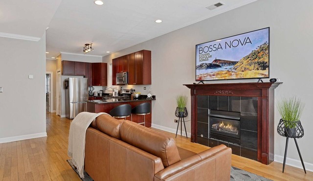 Chic Urban Retreat Near Wrigley Field w/Parking