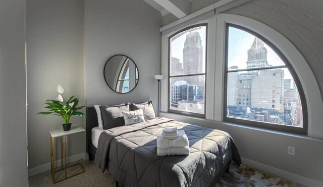 Cincy Studio, King Bed, Walk to Bengals & Reds, Near OTR & TQL, Free Parking